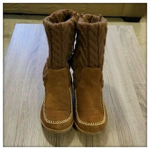 Gently worn! American Eagle moccasin boots